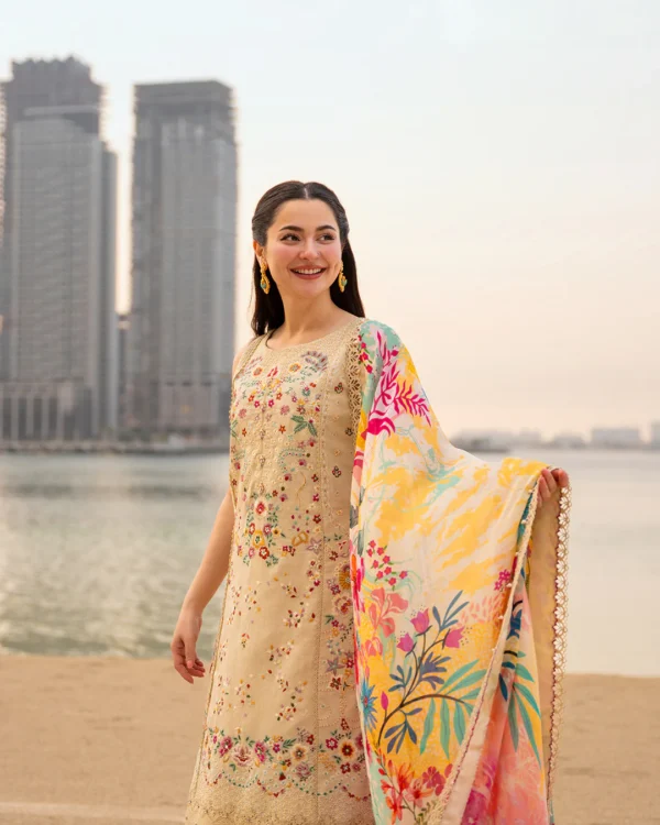 Hania aamir in faiza saqlain– detail view 2 Hania Aamir in Faiza Saqlain– detail view 2