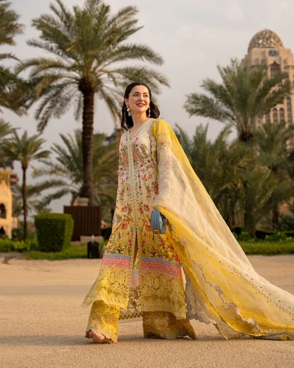 Hania aamir in faiza saqlain– detail view 3 Hania Aamir in Faiza Saqlain– detail view 3