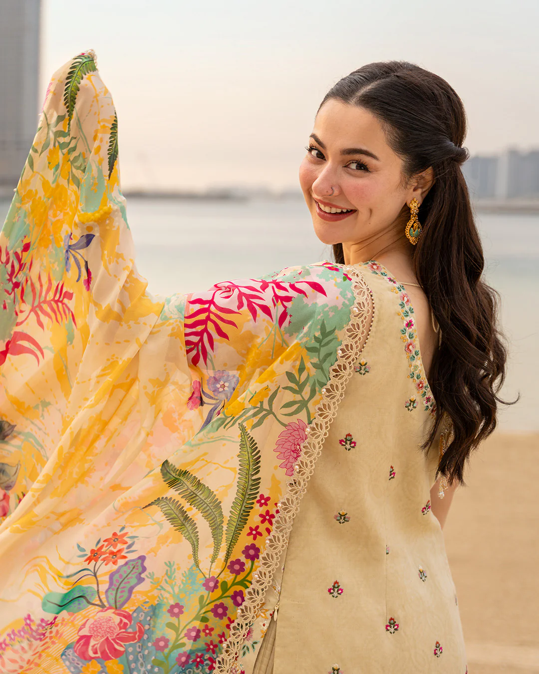 Hania aamir in faiza saqlain– detail view 5 Hania Aamir in Faiza Saqlain– detail view 5
