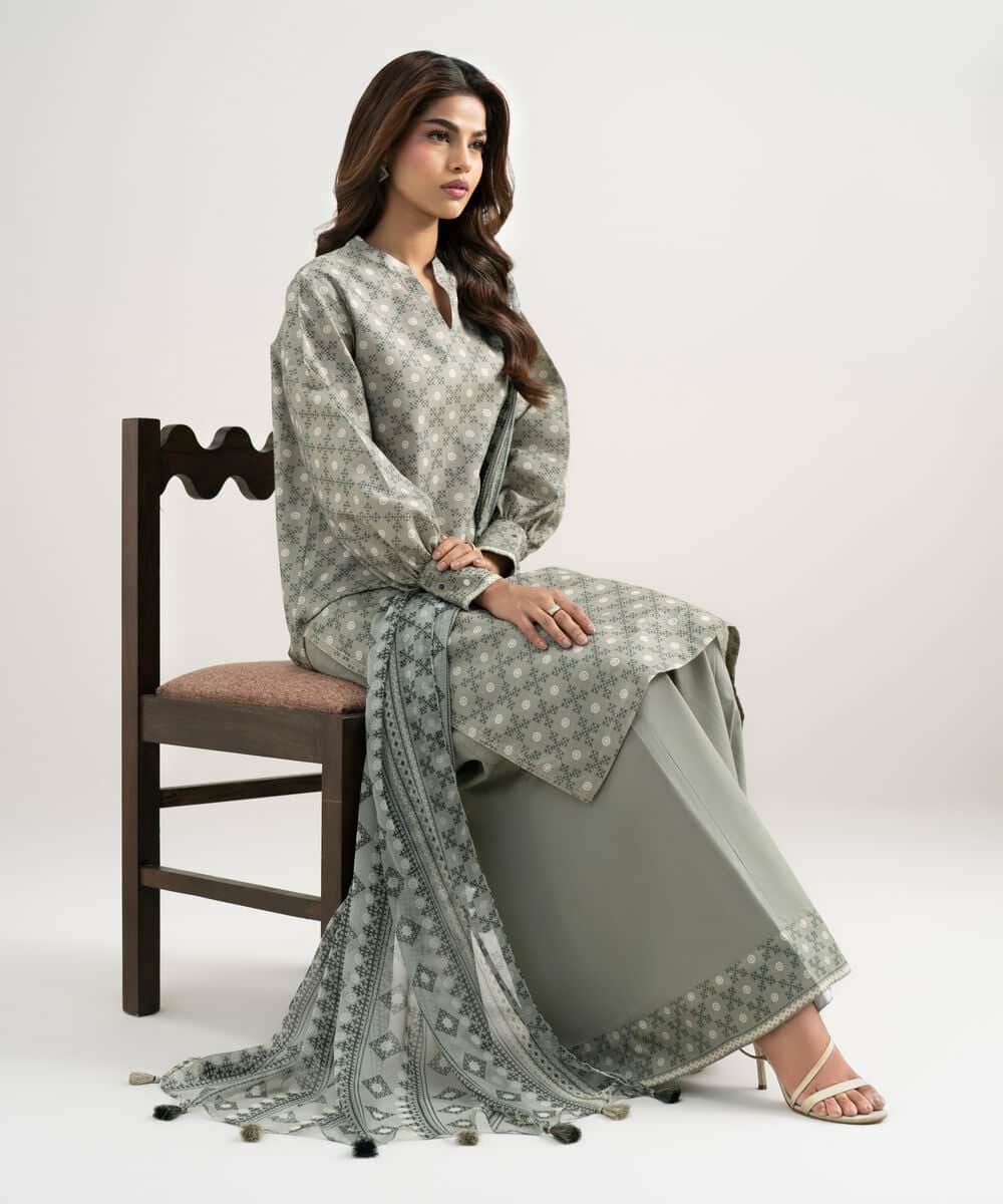 サリーフリー⭐︎ Sapphire Women's Unstitched Zari Lawn Printed Grey 3 Piece Suit