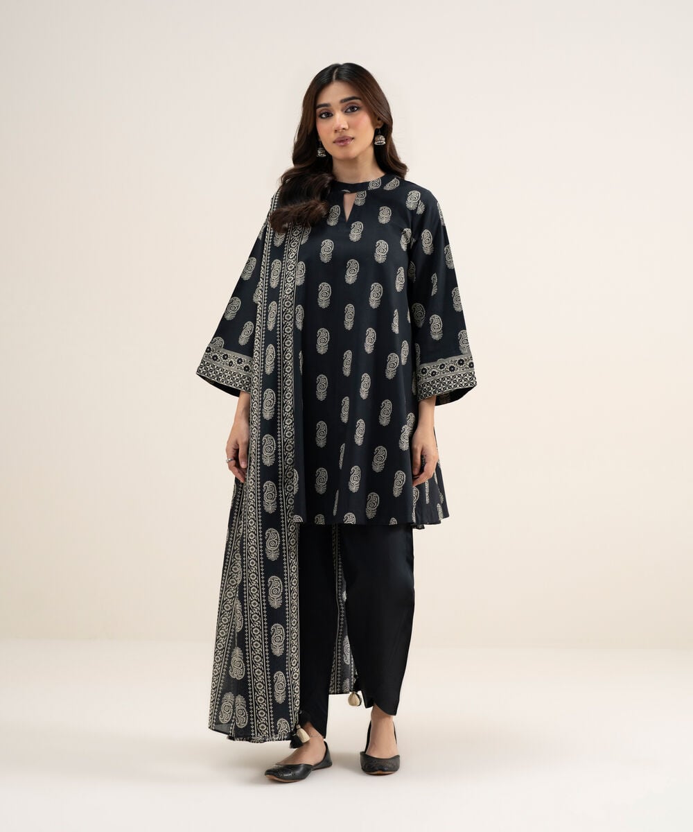 Sapphire women's unstitched lawn printed off white and black 3 piece suit – 3pdys26v5135 Sapphire Women's Unstitched Lawn Printed Off White and Black 3 Piece Suit – 3PDYS26V5135