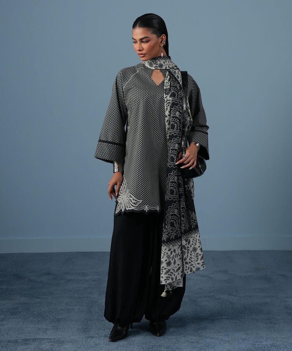 Sapphire women's unstitched lawn embroidered black and off white 3 piece suit – 3pedys26v546 Sapphire Women's Unstitched Lawn Embroidered Black and Off White 3 Piece Suit – 3PEDYS26V546
