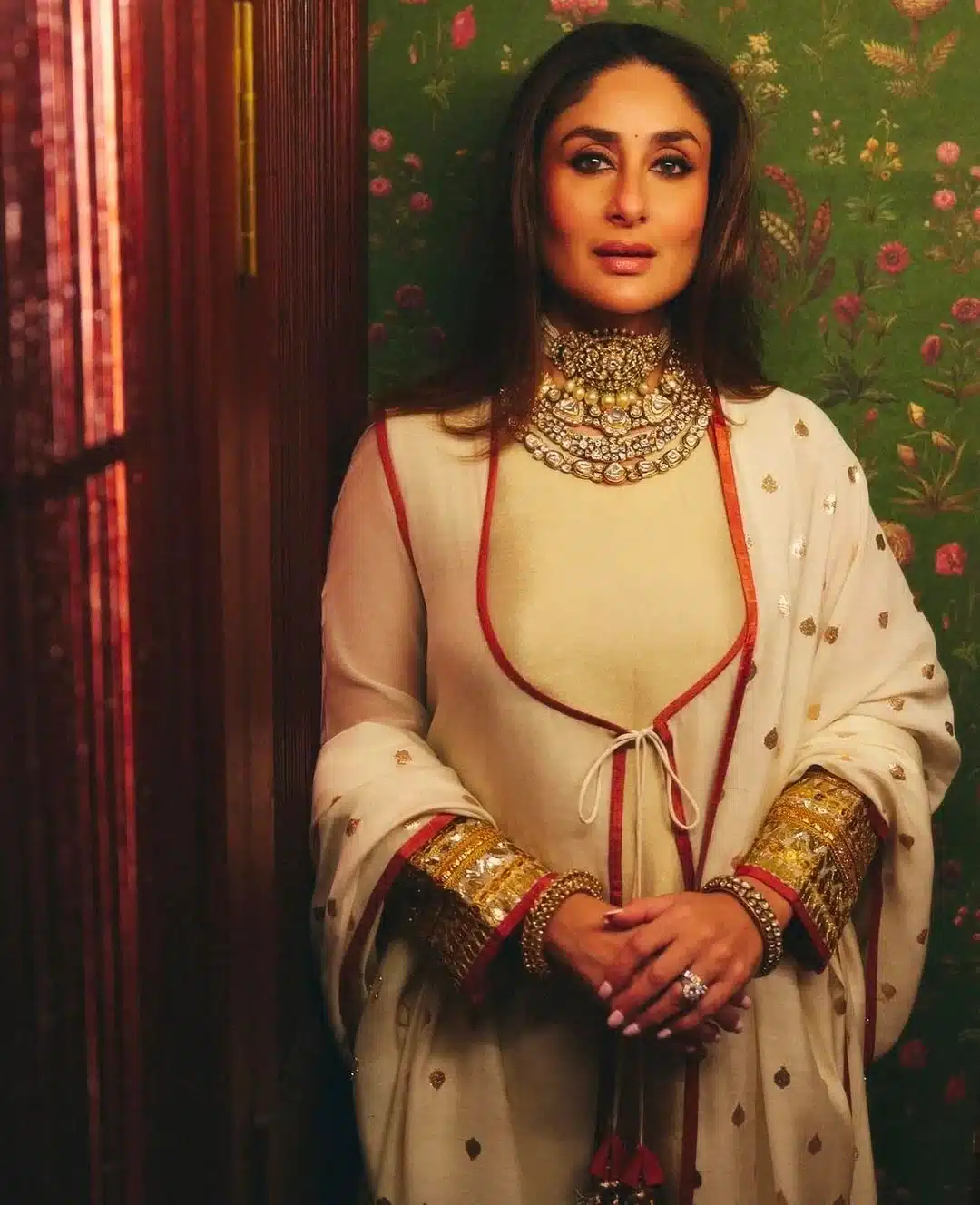 Bollywood celebrities in pakistani suits Kareena Kapoor in Iqbal Hussain ivory cotton-silk kurta set
