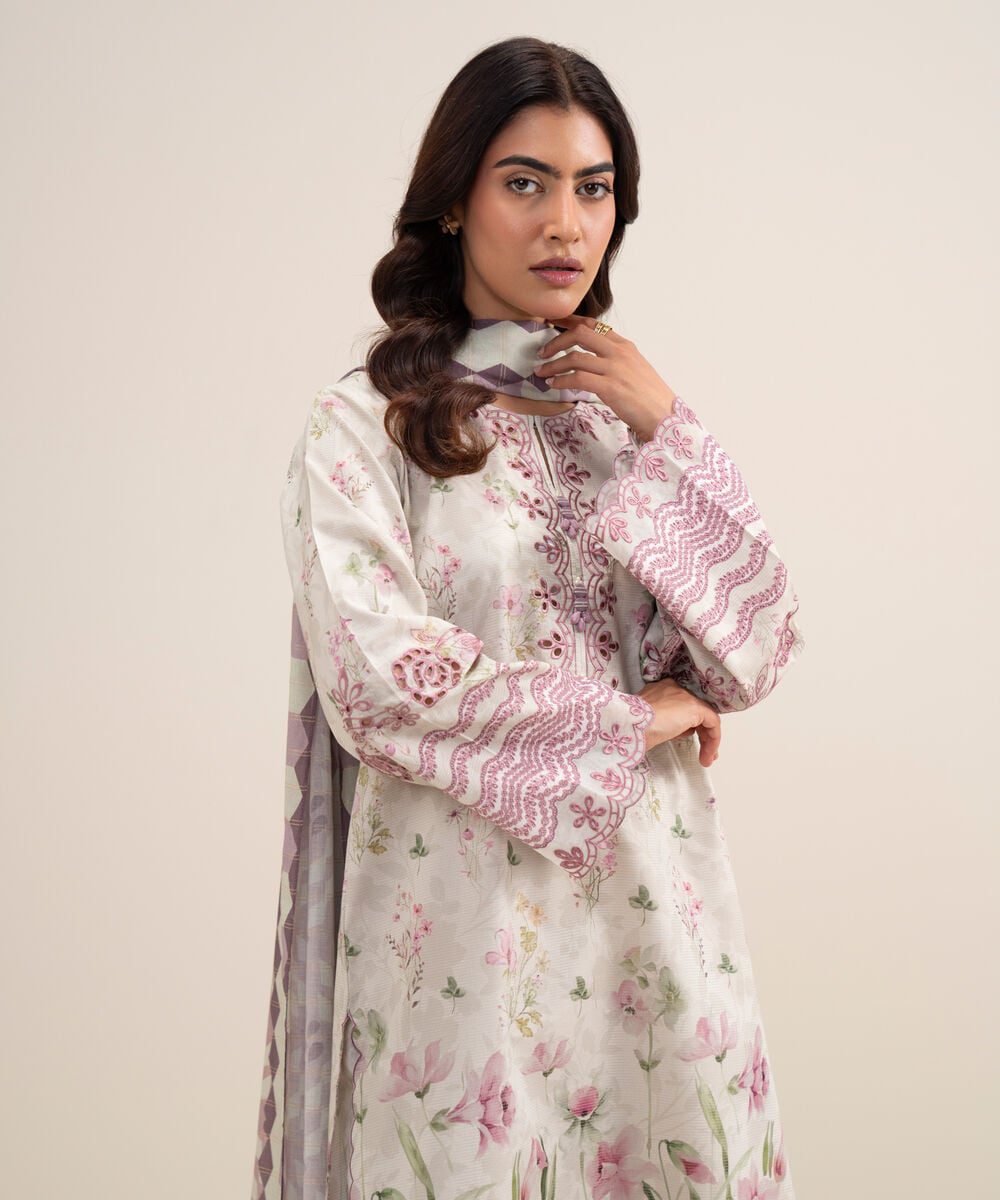Sapphire women's unstitched zari lawn embroidered off white 3 piece suit – 3pedys26v635 Sapphire Women's Unstitched Zari Lawn Embroidered Off White 3 Piece Suit – 3PEDYS26V635