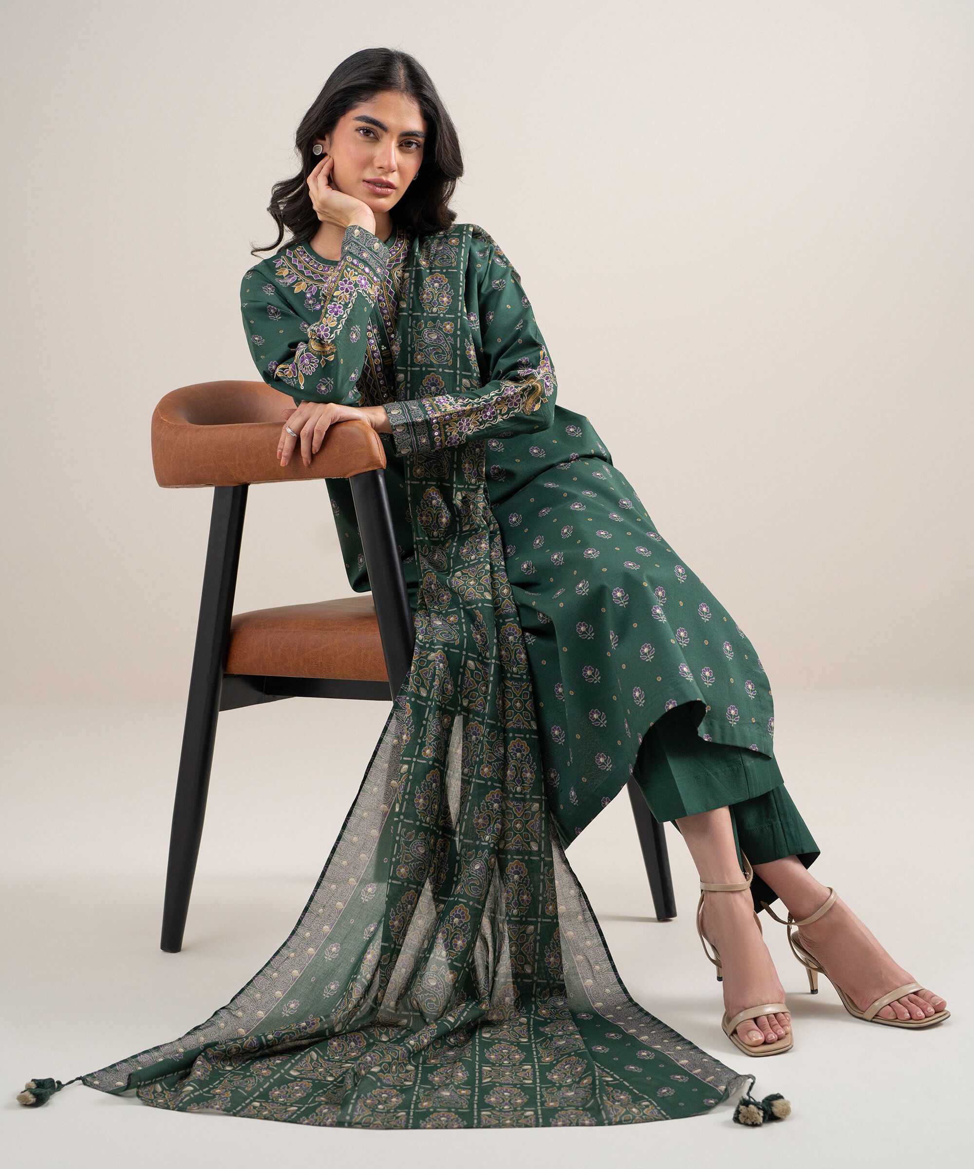 Sapphire women's unstitched lawn embroidered green 3 piece suit – 3pedys26v666 Sapphire Women's Unstitched Lawn Embroidered Green 3 Piece Suit – 3PEDYS26V666