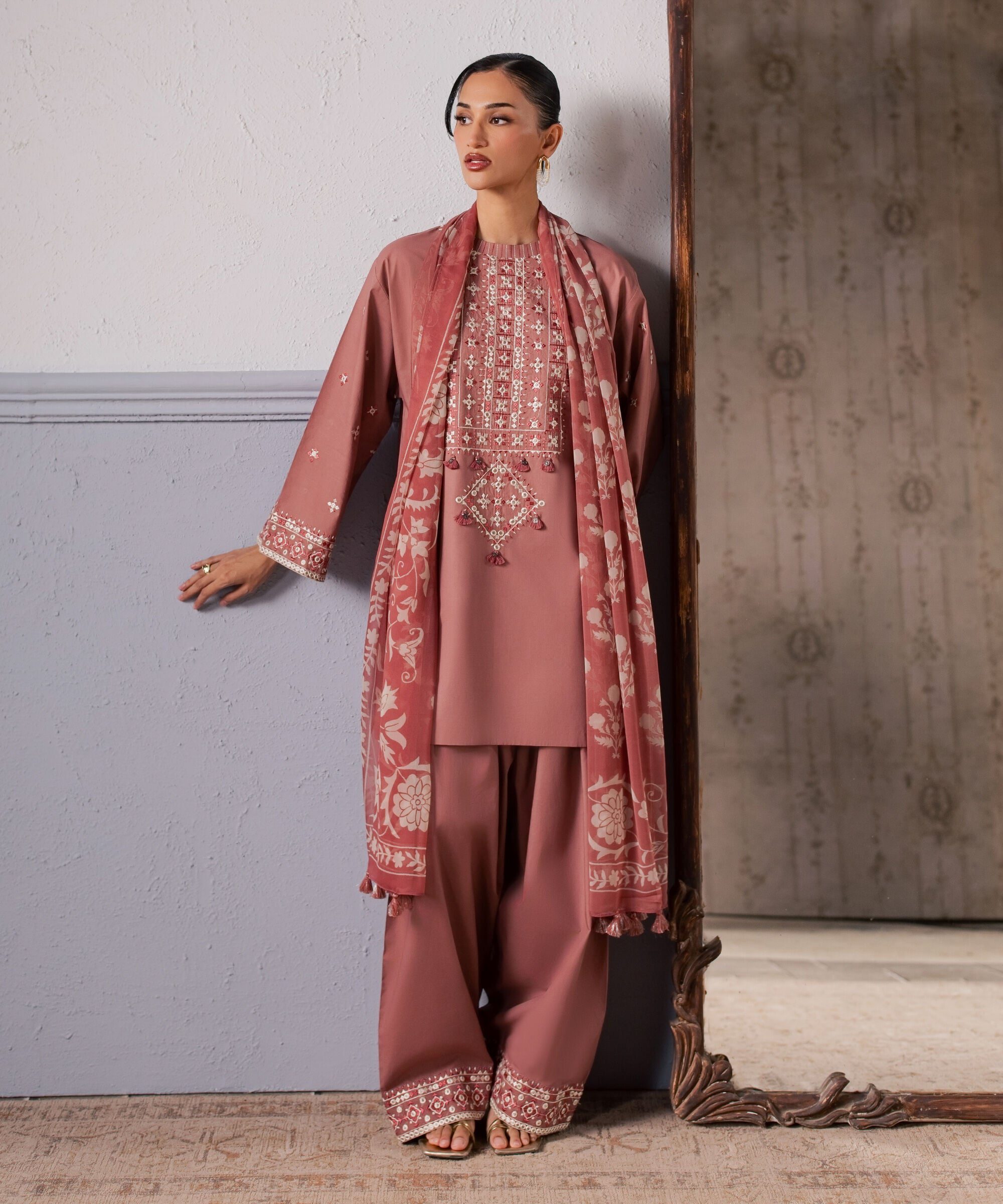 Sapphire women's unstitched slub lawn embroidered pink 3 piece suit – 3pesgs26v752 Sapphire Women's Unstitched Slub Lawn Embroidered Pink 3 Piece Suit – 3PESGS26V752