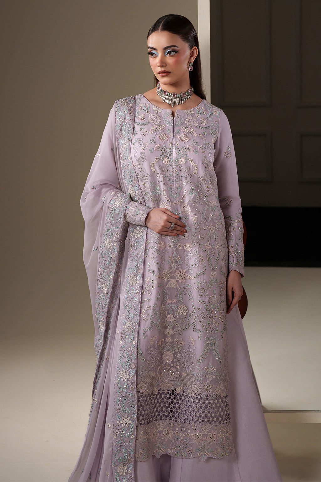 Emaan adeel mira– detail view 3 Emaan Adeel MIRA– detail view 3