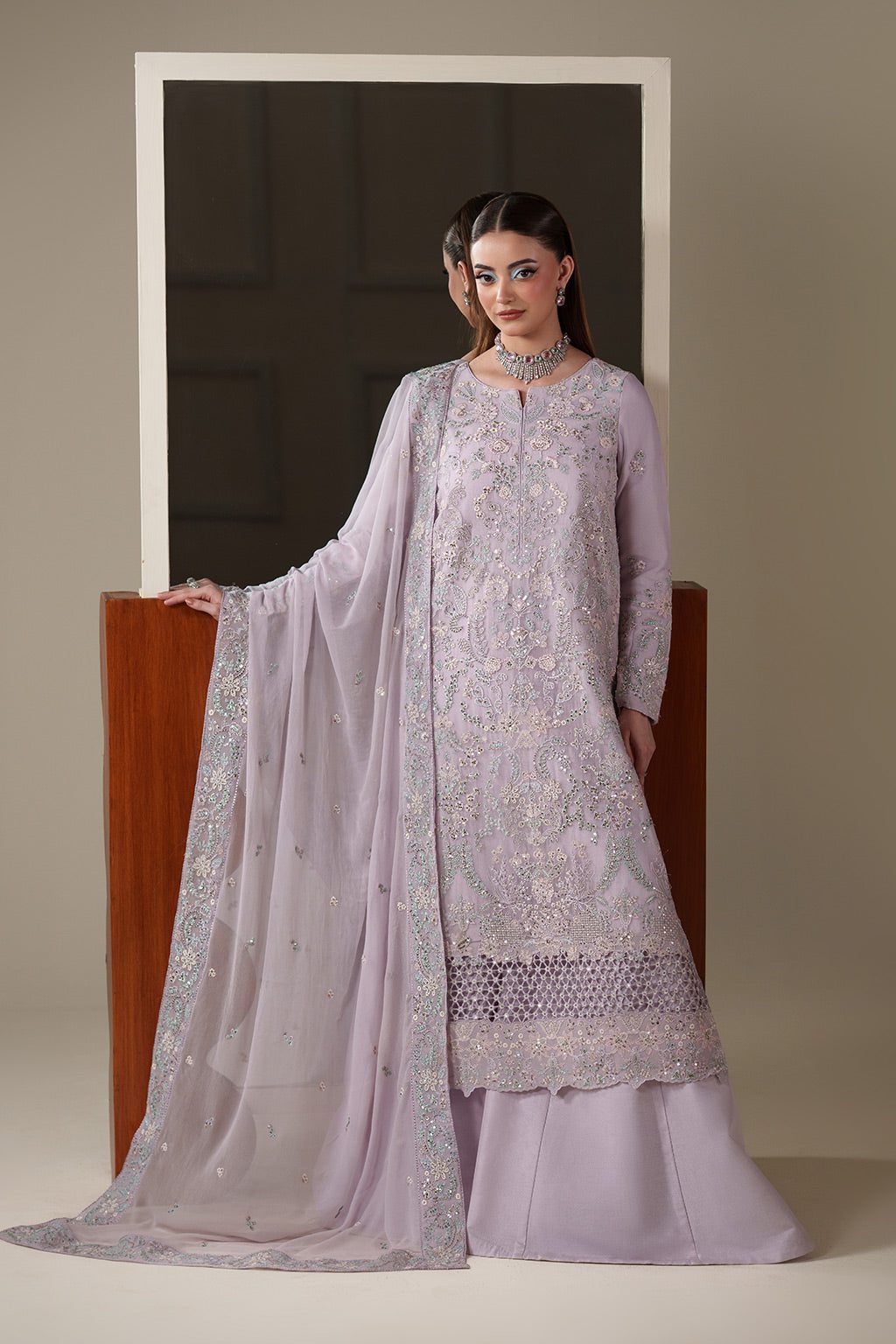 Emaan adeel mira– detail view 4 Emaan Adeel MIRA– detail view 4