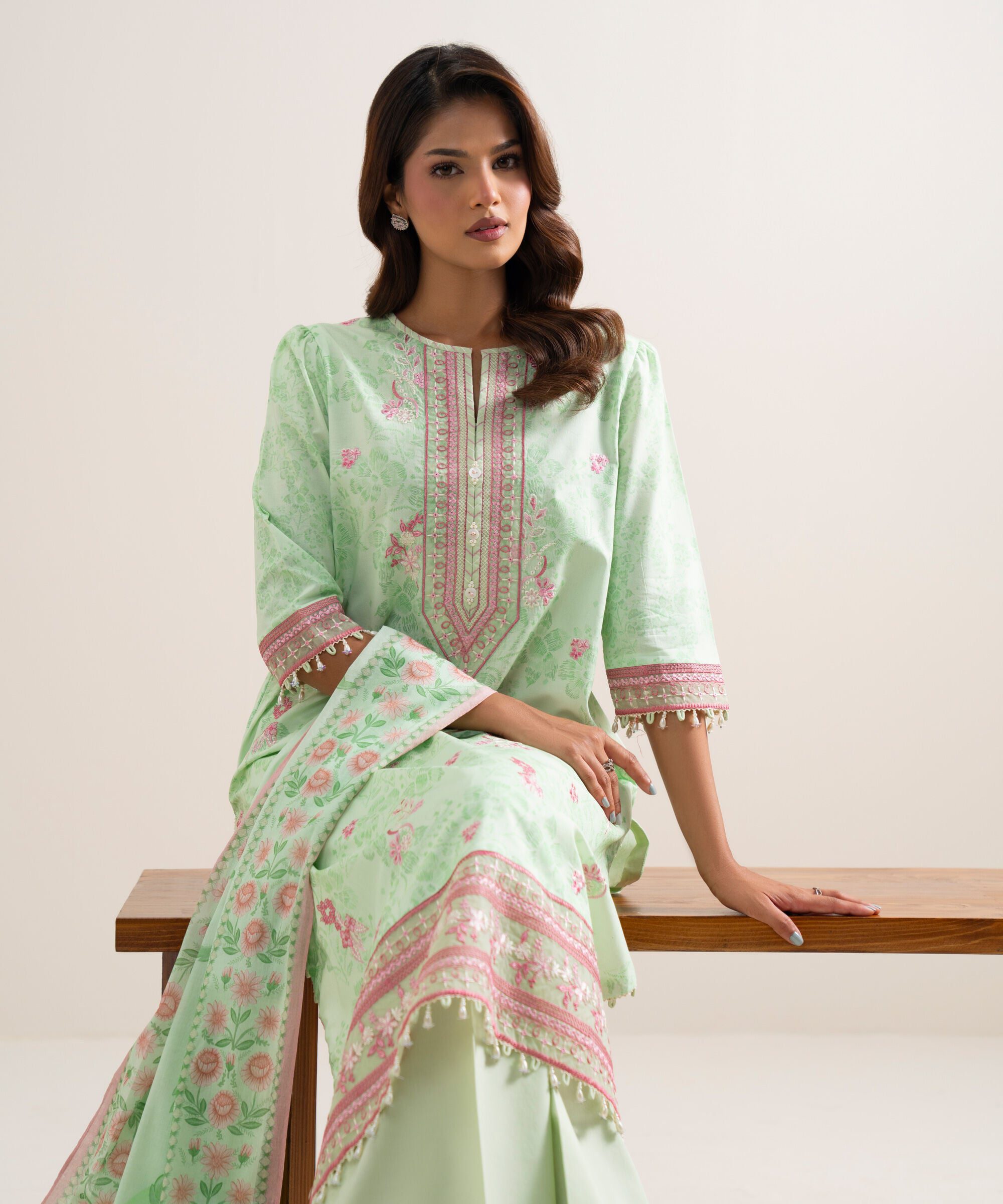 Sapphire women's unstitched lawn embroidered green 3 piece suit – pesgs26v7124 Sapphire Women's Unstitched Lawn Embroidered Green 3 Piece Suit – PESGS26V7124
