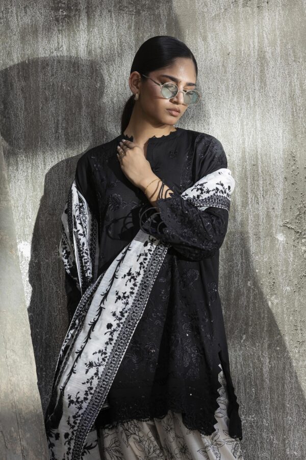 Sana Safinaz Stitched Embroidered Lawn Suit– SS26SGE502P3 6