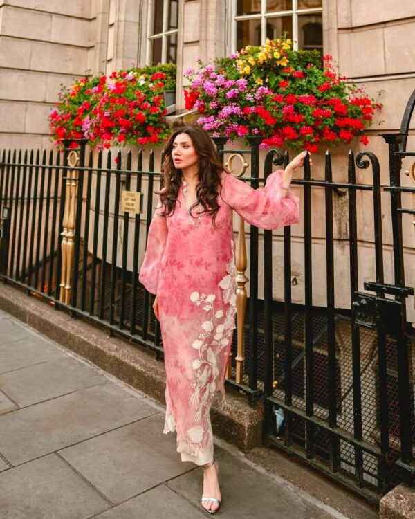 Saniya Maskatiya mahira khan pink dress