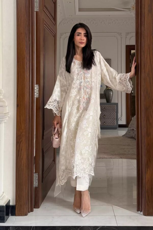 Ak kaftans ammara khan | vanilla magic kaftan (d-13)– detail view 4 AK Kaftans Ammara Khan | Vanilla Magic Kaftan (D-13)– detail view 4