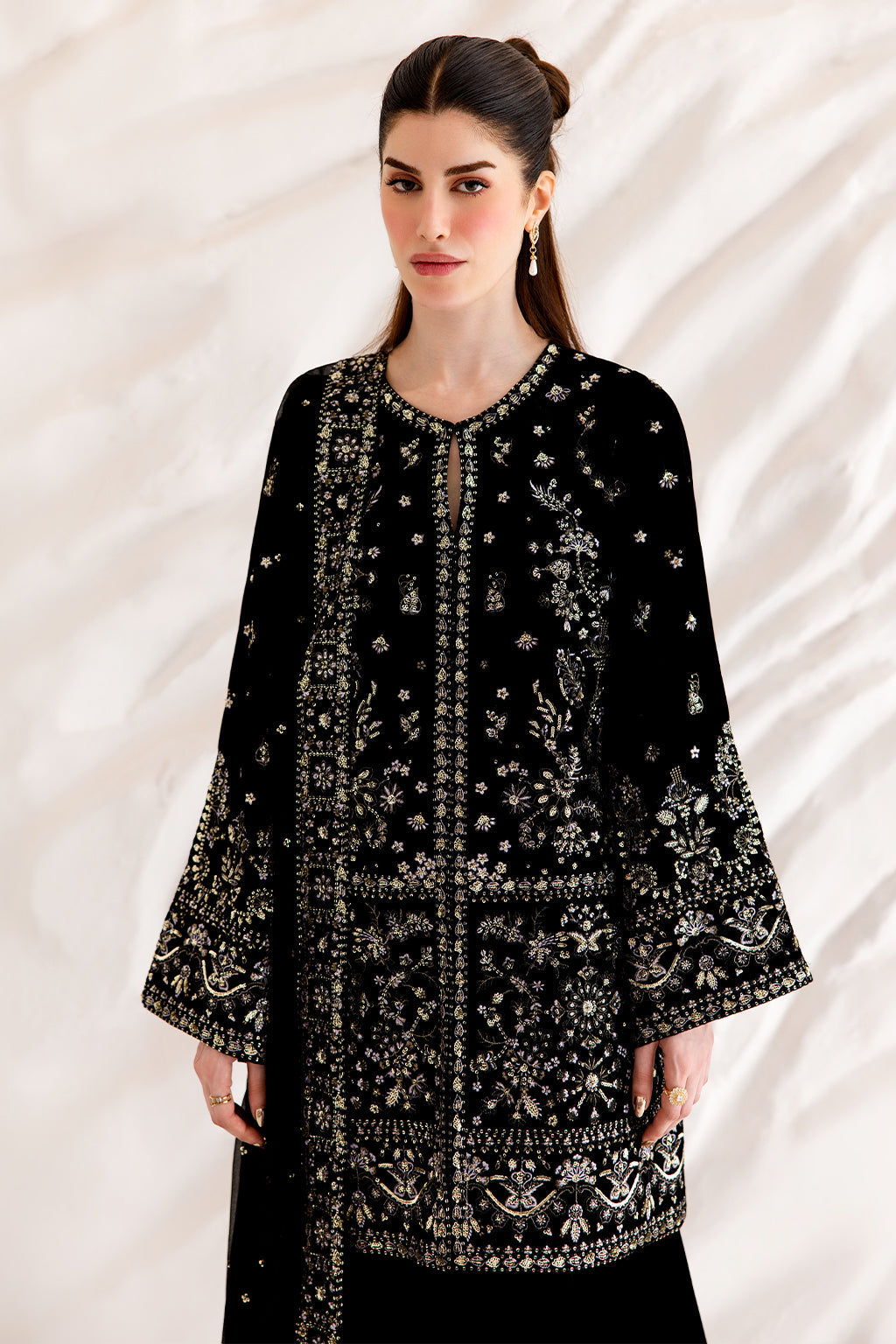 7i0a6754 Emaan Adeel Velvet Affair LIVIA– 7I0A6754