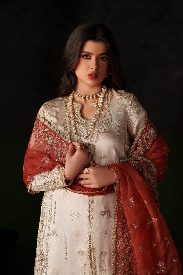 Emaan adeel verve silk edit poise– detail view 2 Emaan Adeel Verve Silk Edit POISE– detail view 2