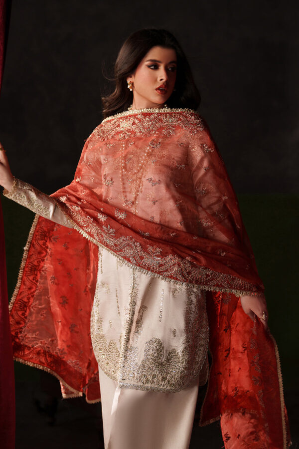 Emaan adeel verve silk edit poise– detail view 5 Emaan Adeel Verve Silk Edit POISE– detail view 5