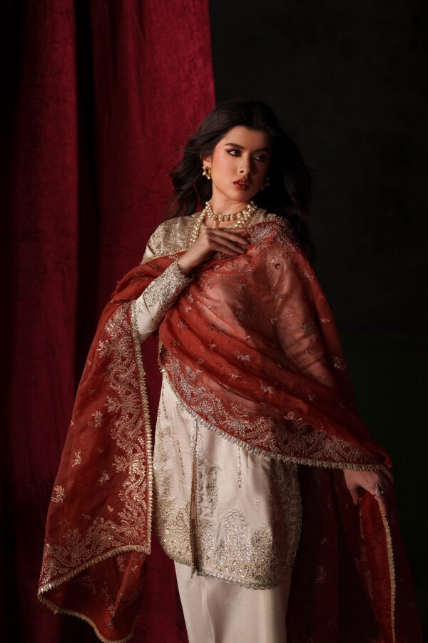 Emaan adeel verve silk edit poise– detail view 7 Emaan Adeel Verve Silk Edit POISE– detail view 7