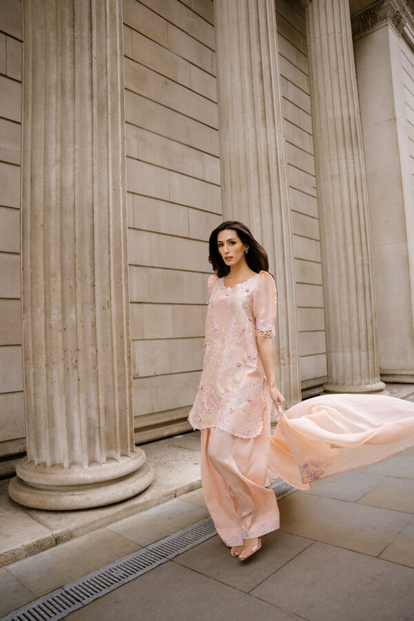 Nimr '26 sobia nazir | rosé– detail view 3 Nimr '26 Sobia Nazir | Rosé– detail view 3