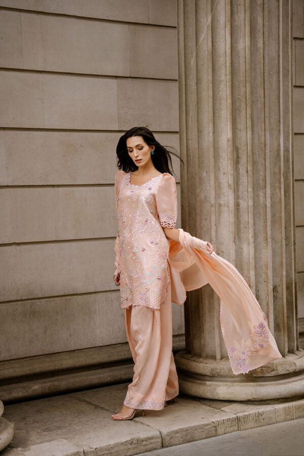 Nimr '26 sobia nazir | rosé– detail view 2 Nimr '26 Sobia Nazir | Rosé– detail view 2