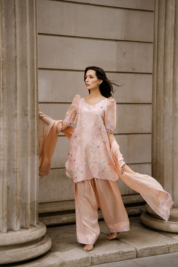 Nimr '26 sobia nazir | rosé– detail view 4 Nimr '26 Sobia Nazir | Rosé– detail view 4