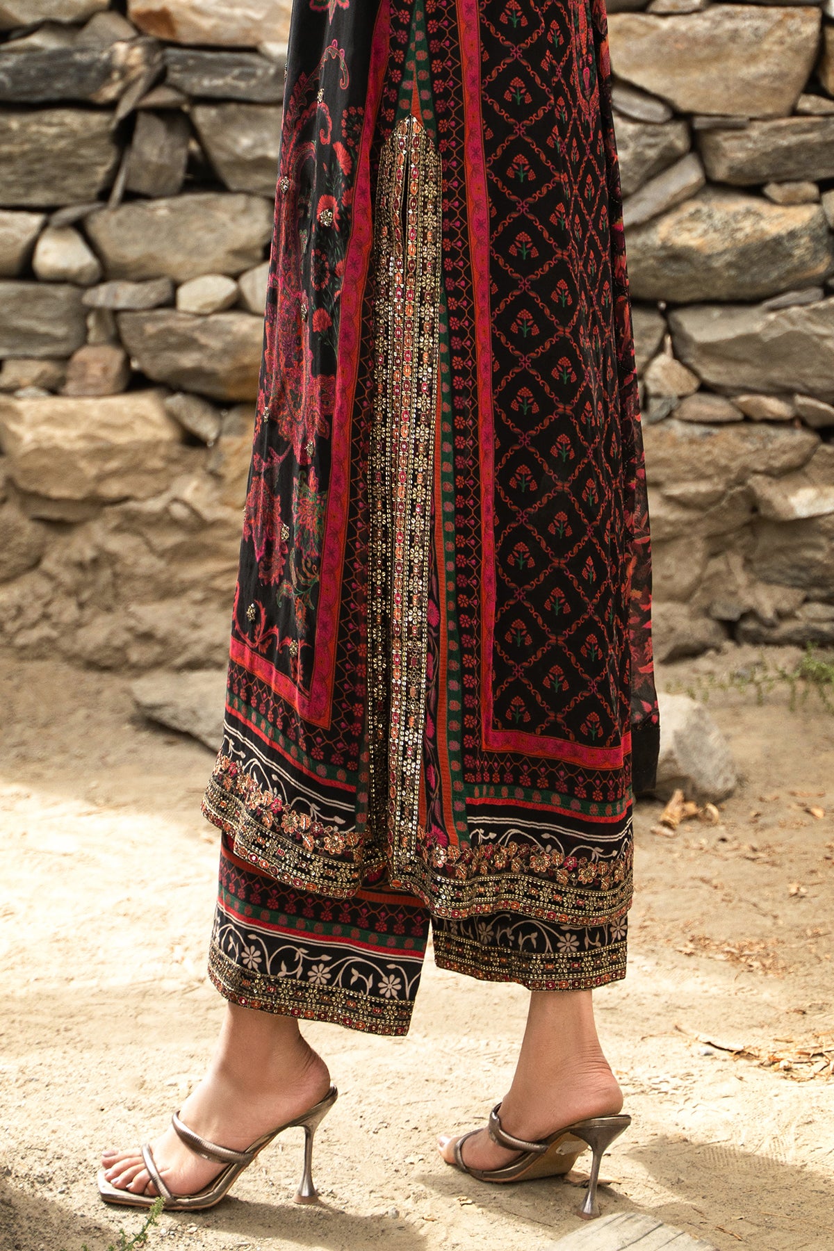 Charizma vasal winter v2 2026 3-pc unstitched embroidered chiffon collection vslw6-16– detail view 10 Charizma Vasal Winter V2 2026 3-PC Unstitched Embroidered Chiffon Collection VSLW6-16– detail view 10