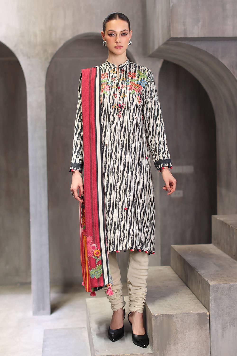 Pr3923_1 Gul Ahmed Winter 2026 - 3 Piece Embroidered Printed Karandi Suit with Printed Karandi Dupatta
