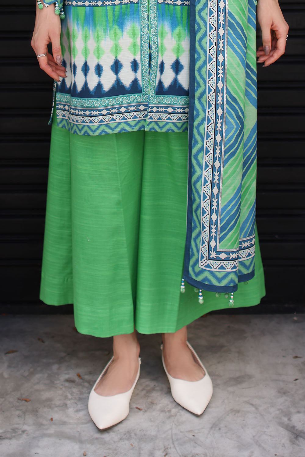 Printed-khaddar-dupatta-printed-khaddar-shirt-dyed-trouser-gulahmed-k-62109-bottom Gul Ahmed Winter 2026 3 Piece Printed Khaddar Suit with Printed Khaddar Dupatta– Printed-Khaddar-Dupatta-Printed-Khaddar-Shir
