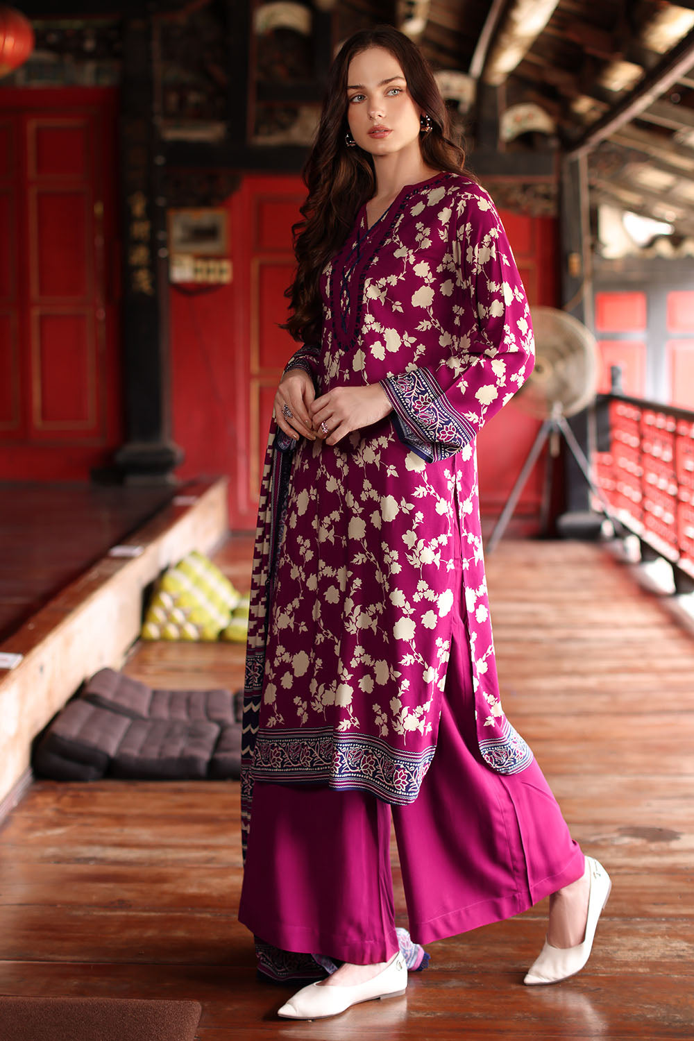 Printed-linen-dupatta-printed-linen-shirt-dyed-linen-trouser-gulahmed-lt-62001-back Gul Ahmed Winter 2026 3 Piece Printed Linen Suit with Printed Linen Dupatta– Printed-Linen-Dupatta-Printed-Linen-Shirt-Dye