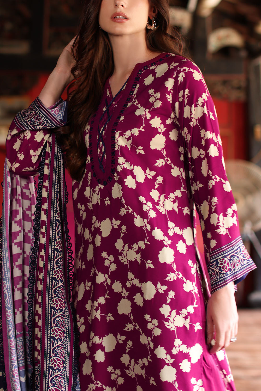Printed-linen-dupatta-printed-linen-shirt-dyed-linen-trouser-gulahmed-lt-62001-close Gul Ahmed Winter 2026 3 Piece Printed Linen Suit with Printed Linen Dupatta– Printed-Linen-Dupatta-Printed-Linen-Shirt-Dye