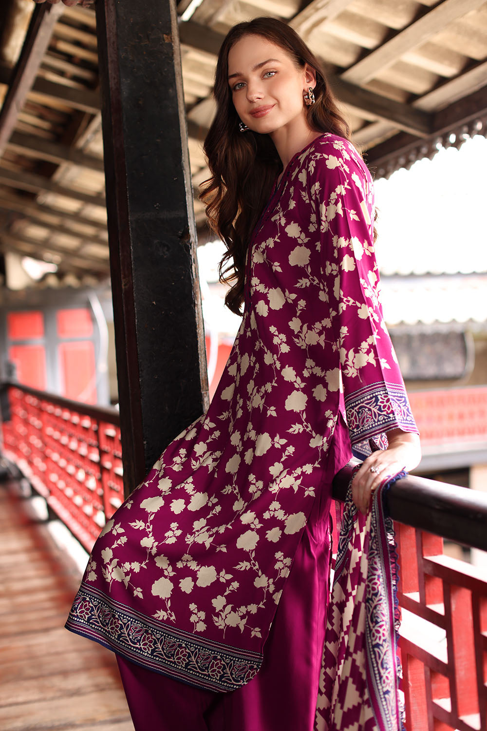 Printed-linen-dupatta-printed-linen-shirt-dyed-linen-trouser-gulahmed-lt-62001-side Gul Ahmed Winter 2026 3 Piece Printed Linen Suit with Printed Linen Dupatta– Printed-Linen-Dupatta-Printed-Linen-Shirt-Dye