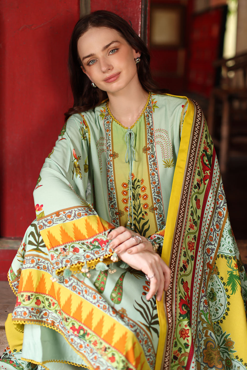 Printed-linen-dupatta-printed-linen-shirt-dyed-linen-trouser-gulahmed-lt-62004-close-1 Gul Ahmed Winter 2026 3 Piece Printed Linen Suit with Printed Linen Dupatta– Printed-Linen-Dupatta-Printed-Linen-Shirt-Dye