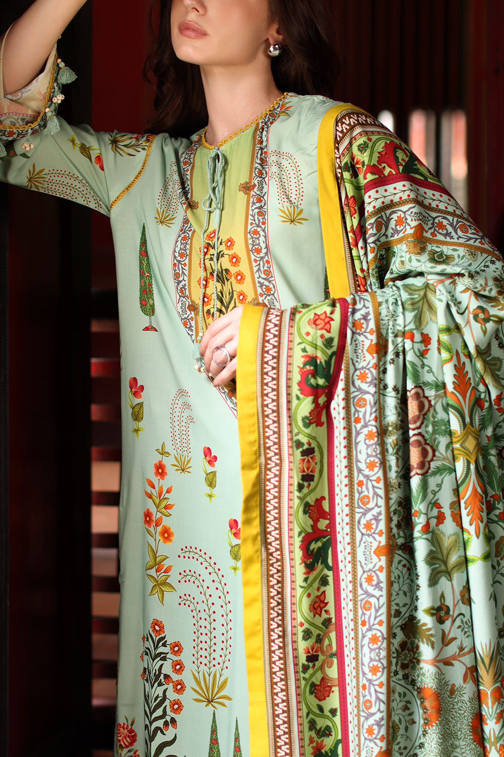 Printed-linen-dupatta-printed-linen-shirt-dyed-linen-trouser-gulahmed-lt-62004-close Gul Ahmed Winter 2026 3 Piece Printed Linen Suit with Printed Linen Dupatta– Printed-Linen-Dupatta-Printed-Linen-Shirt-Dye