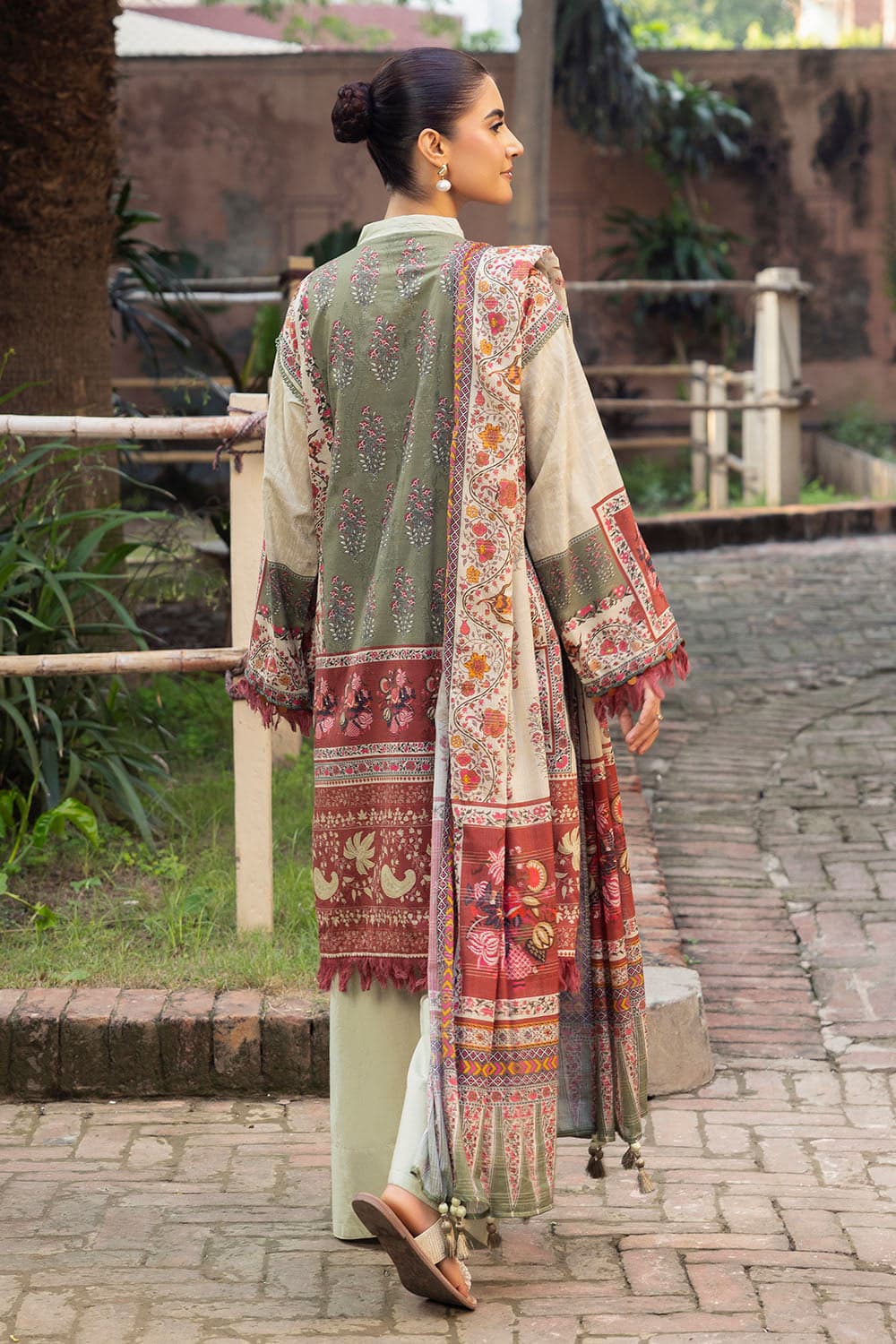 Printed-zari-stripe-dupatta-printed-self-jacquard-shirt-dyed-trouser-gulahmed-sp-52088-back Gul Ahmed Winter 2026 - 3 Piece Printed Zari Stripe Self Jacquard Suit with Dupatta–