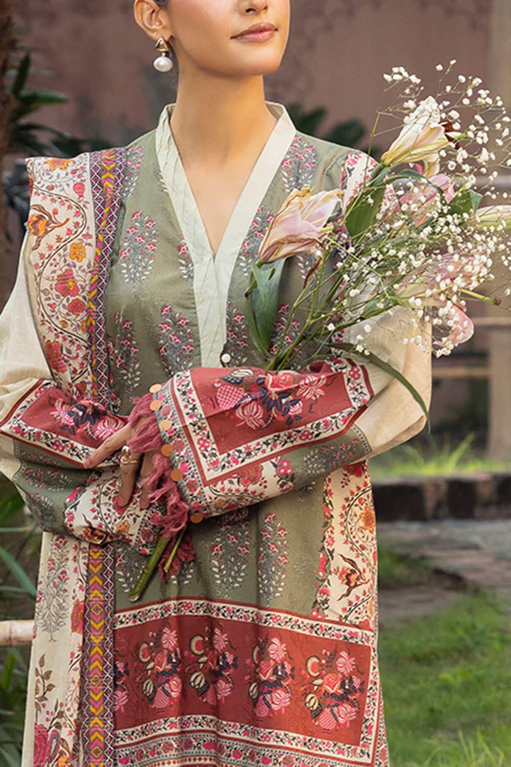 Printed-zari-stripe-dupatta-printed-self-jacquard-shirt-dyed-trouser-gulahmed-sp-52088-close Gul Ahmed Winter 2026 - 3 Piece Printed Zari Stripe Self Jacquard Suit with Dupatta–