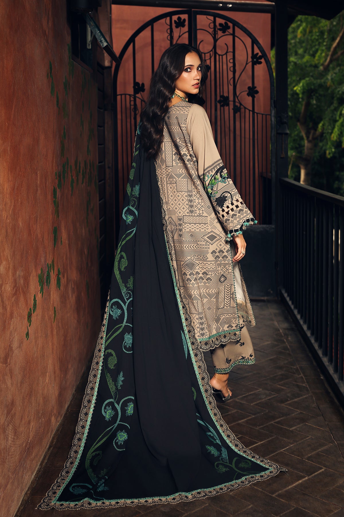Charizma aniq winter collection 3-pc unstitched embroidered linen collection anw7-19– 052a Charizma Aniq Winter Collection 3-PC Unstitched Embroidered Linen Collection ANW7-19– 052A