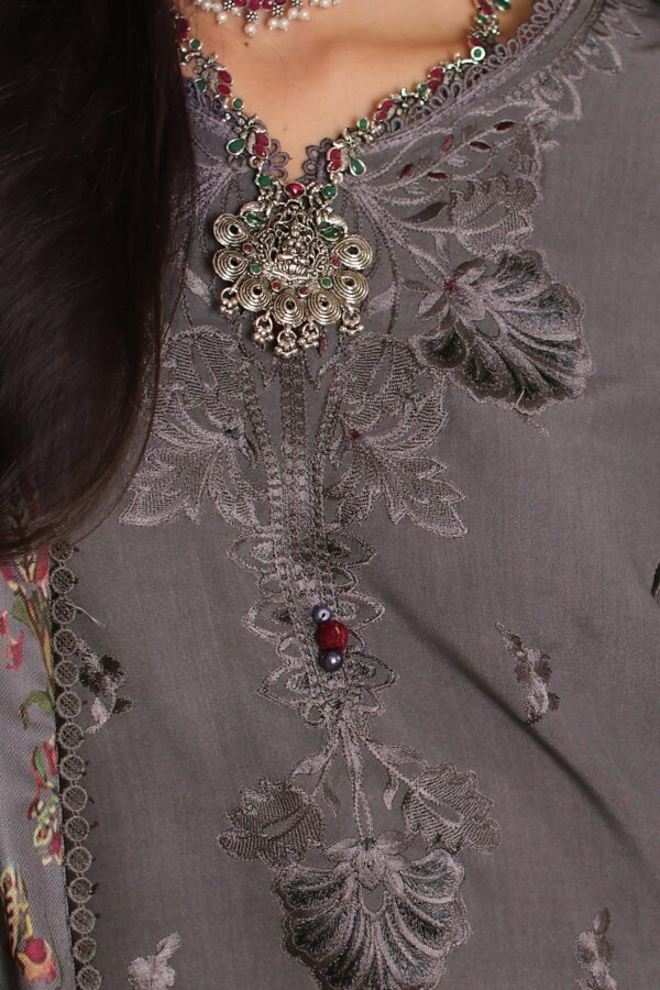 Noor by saadia asad winter embroidered printskhas 26 d4 a - graphite steel– detail view 4 Noor by Saadia Asad Winter Embroidered Printskhas 26 D4 A - Graphite steel– detail view 4