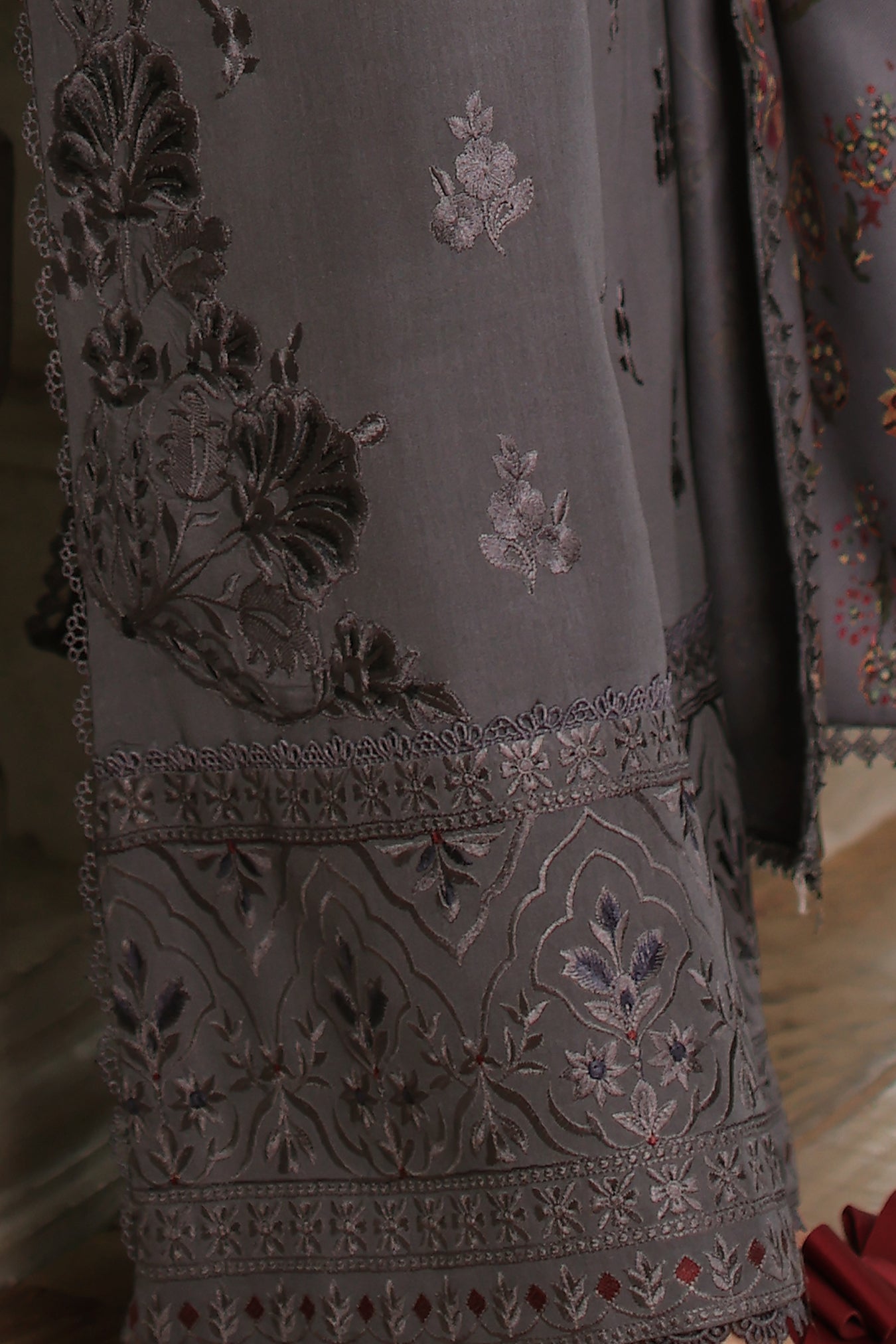 Noor by saadia asad winter embroidered printskhas 26 d4 a - graphite steel– detail view 5 Noor by Saadia Asad Winter Embroidered Printskhas 26 D4 A - Graphite steel– detail view 5
