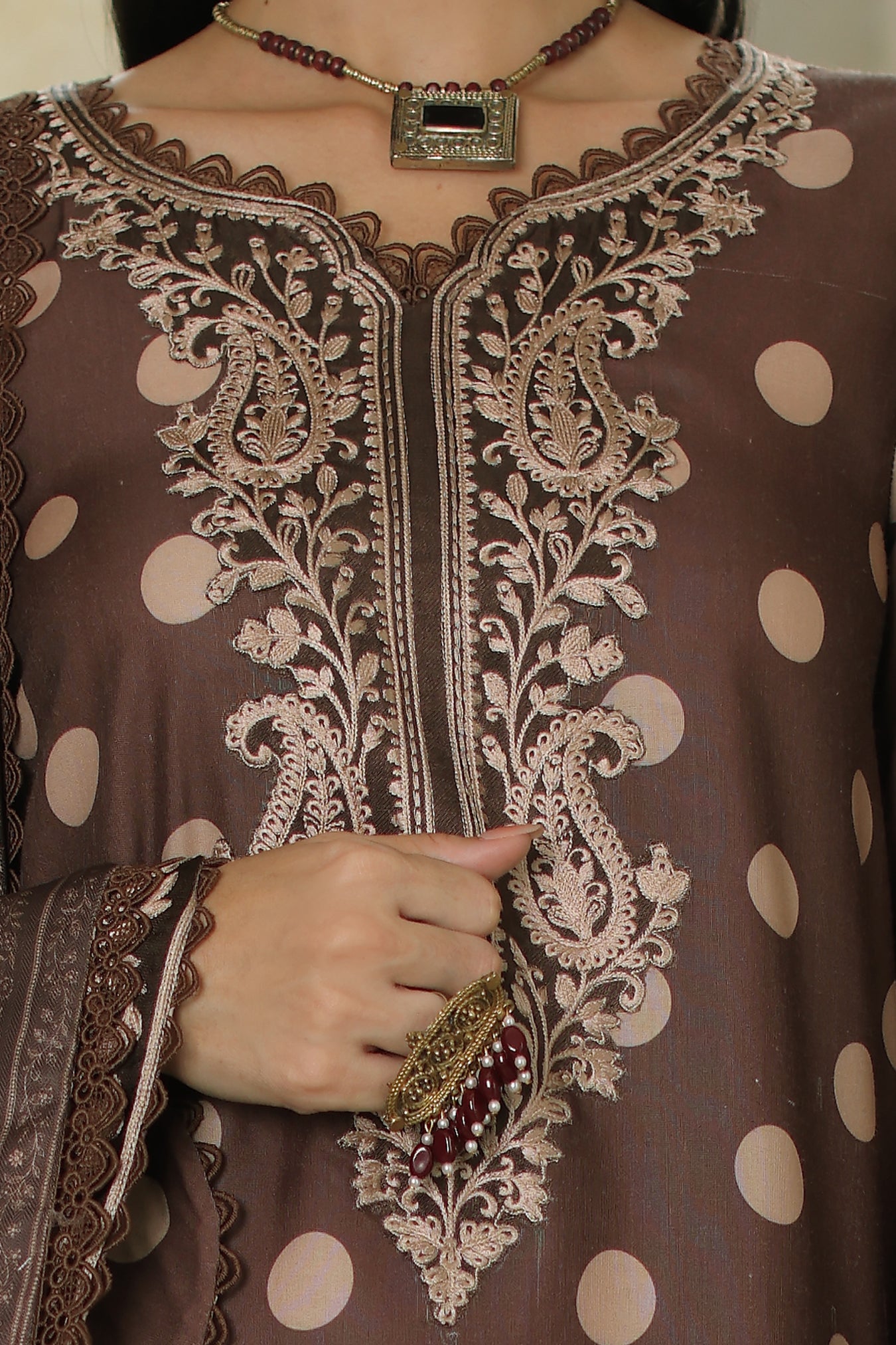 Noor by saadia asad winter embroidered printskhas 26 d8 b - polka espresso– detail view 4 Noor by Saadia Asad Winter Embroidered Printskhas 26 D8 B - Polka Espresso– detail view 4