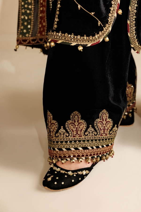 1l8a5304 Jazmin Chandni Velvet Formals 26 Embroidered Velvet Formal CVF26-D05– 1L8A5304