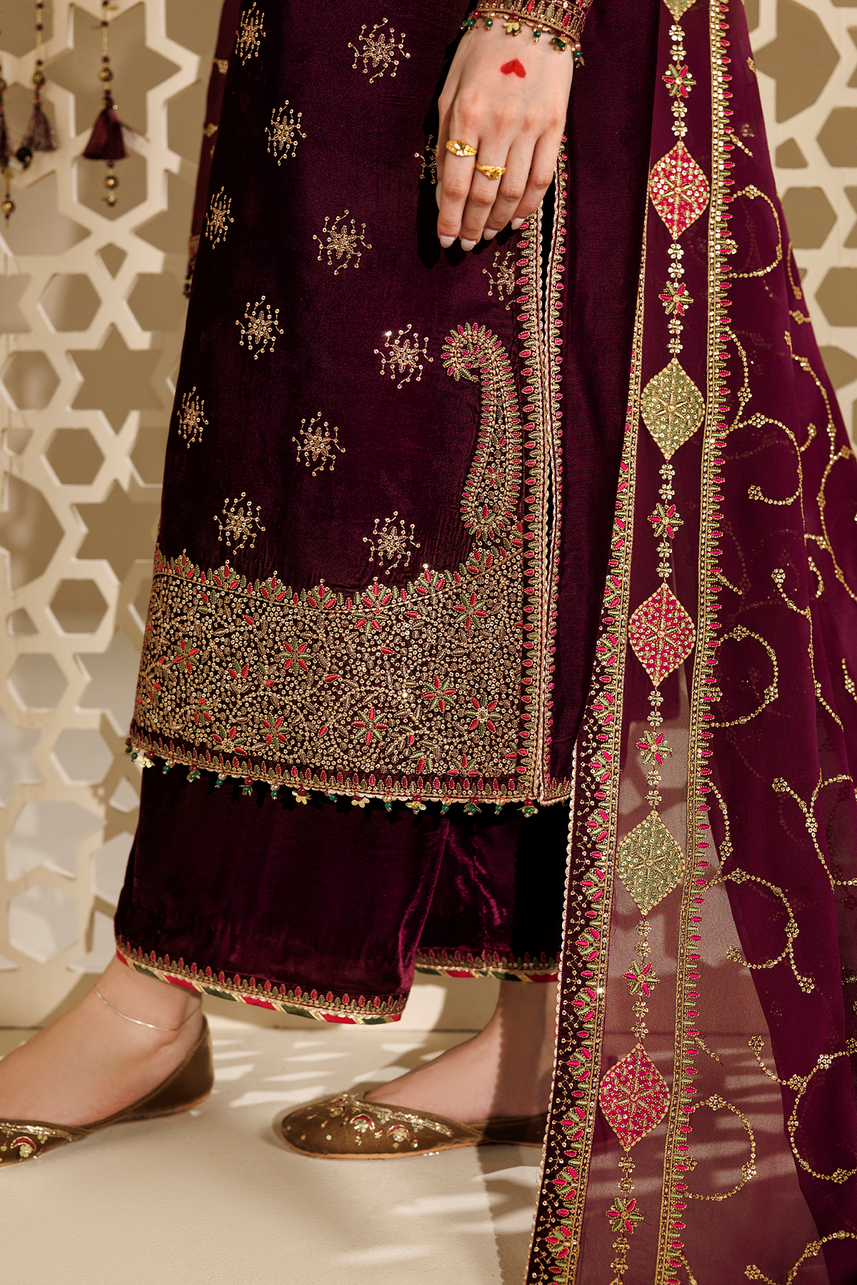 1l8a6111 Jazmin Chandni Velvet Formals 26 Embroidered Velvet Formal CVF26-D08– 1L8A6111