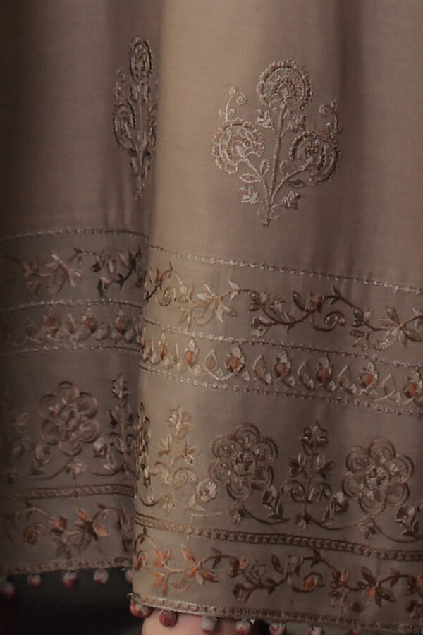 Noor by saadia asad winter embroidered printskhas 26 d3 a - cashmere taupe– detail view 5 Noor by Saadia Asad Winter Embroidered Printskhas 26 D3 A - Cashmere Taupe– detail view 5