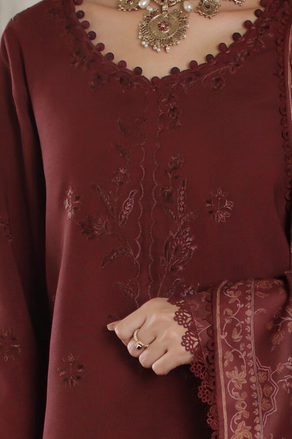 Noor by saadia asad winter embroidered printskhas 26 d3 b - mulberry haze– detail view 3 Noor by Saadia Asad Winter Embroidered Printskhas 26 D3 B - Mulberry Haze– detail view 3