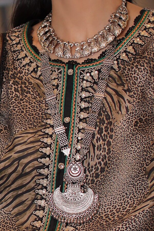 Noor by saadia asad winter embroidered printskhas 26 d1 a - emerald leopard– detail view 4 Noor by Saadia Asad Winter Embroidered Printskhas 26 D1 A - Emerald leopard– detail view 4