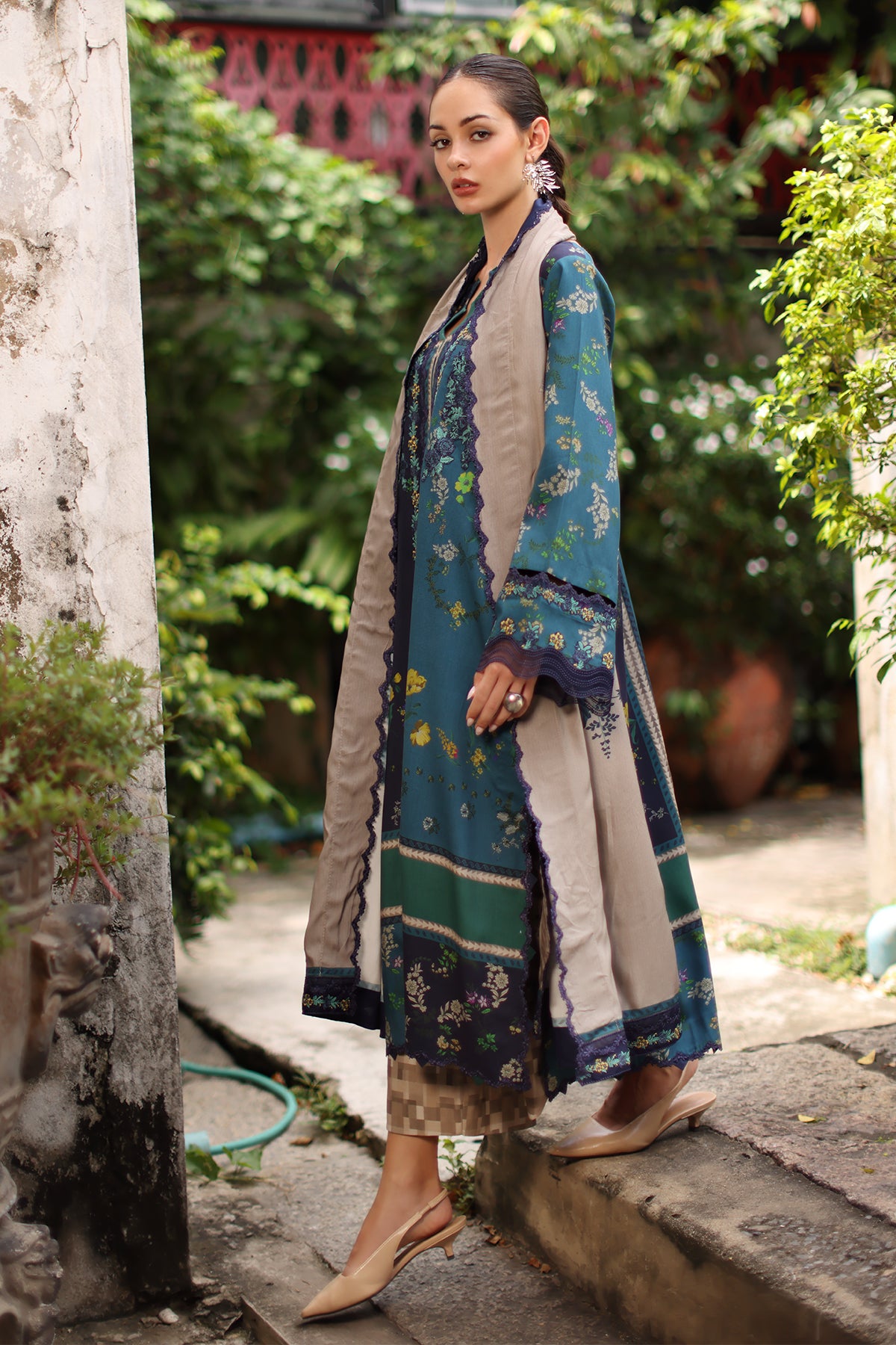 Charizma combination collection 3-pc unstitched embroidered linen collection ccw7-18– detail view 3 Charizma Combination Collection 3-PC Unstitched Embroidered Linen Collection CCW7-18– detail view 3