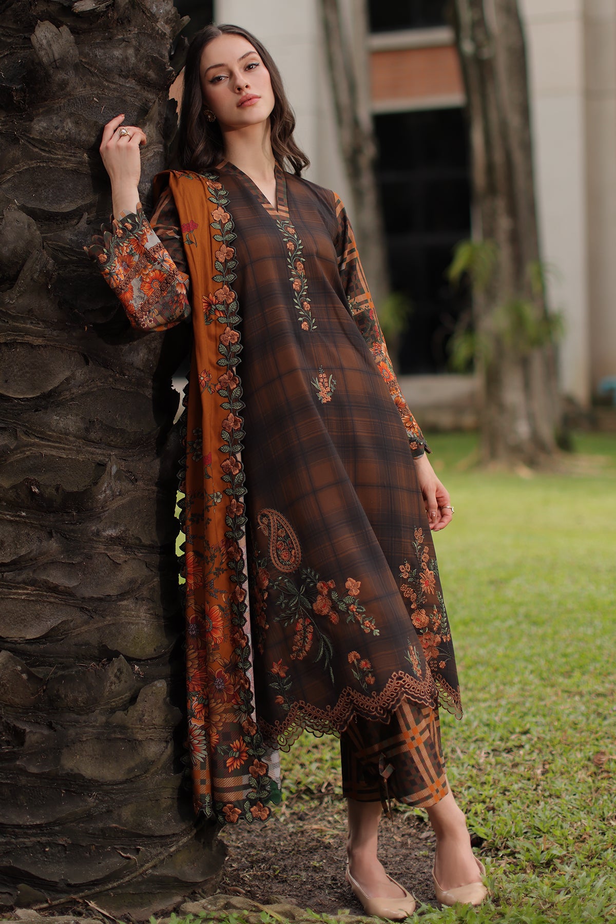 Charizma aniq winter collection 3-pc unstitched embroidered linen collection anw7-15– detail view 3 Charizma Aniq Winter Collection 3-PC Unstitched Embroidered Linen Collection ANW7-15– detail view 3