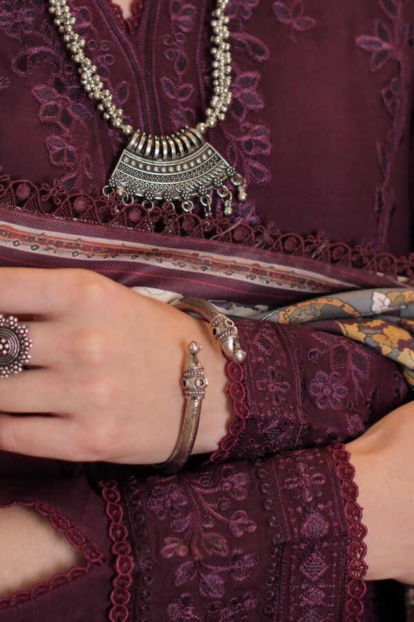 Noor by saadia asad winter embroidered printskhas 26 d7 b - kaani merlot frost– detail view 5 Noor by Saadia Asad Winter Embroidered Printskhas 26 D7 B - Kaani Merlot Frost– detail view 5