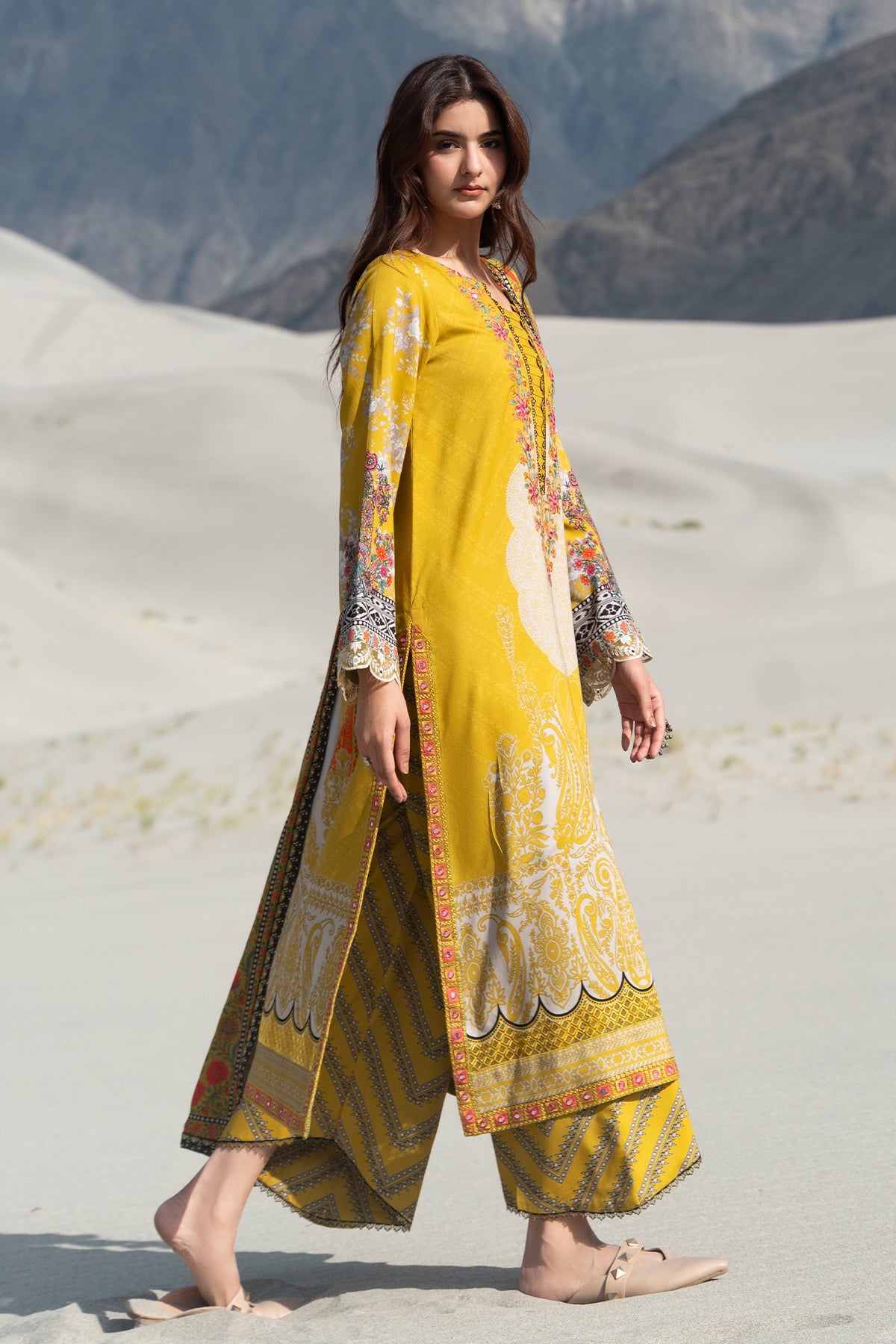Charizma aniq winter collection 3-pc unstitched embroidered linen collection anw7-20– detail view 2 Charizma Aniq Winter Collection 3-PC Unstitched Embroidered Linen Collection ANW7-20– detail view 2