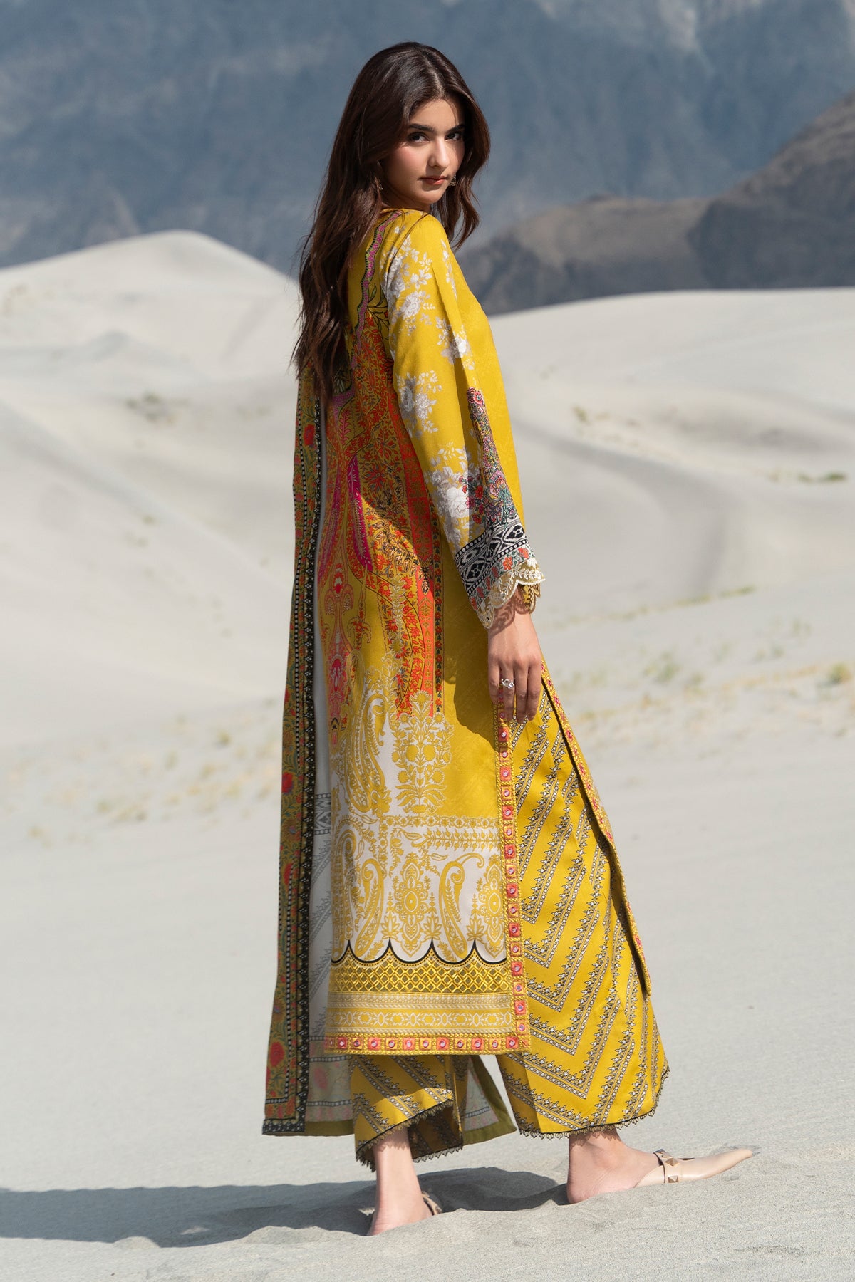 Charizma aniq winter collection 3-pc unstitched embroidered linen collection anw7-20– detail view 3 Charizma Aniq Winter Collection 3-PC Unstitched Embroidered Linen Collection ANW7-20– detail view 3