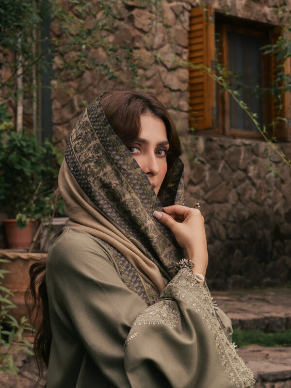 Alternative view of Izel Musafir Winter 26 RUKH