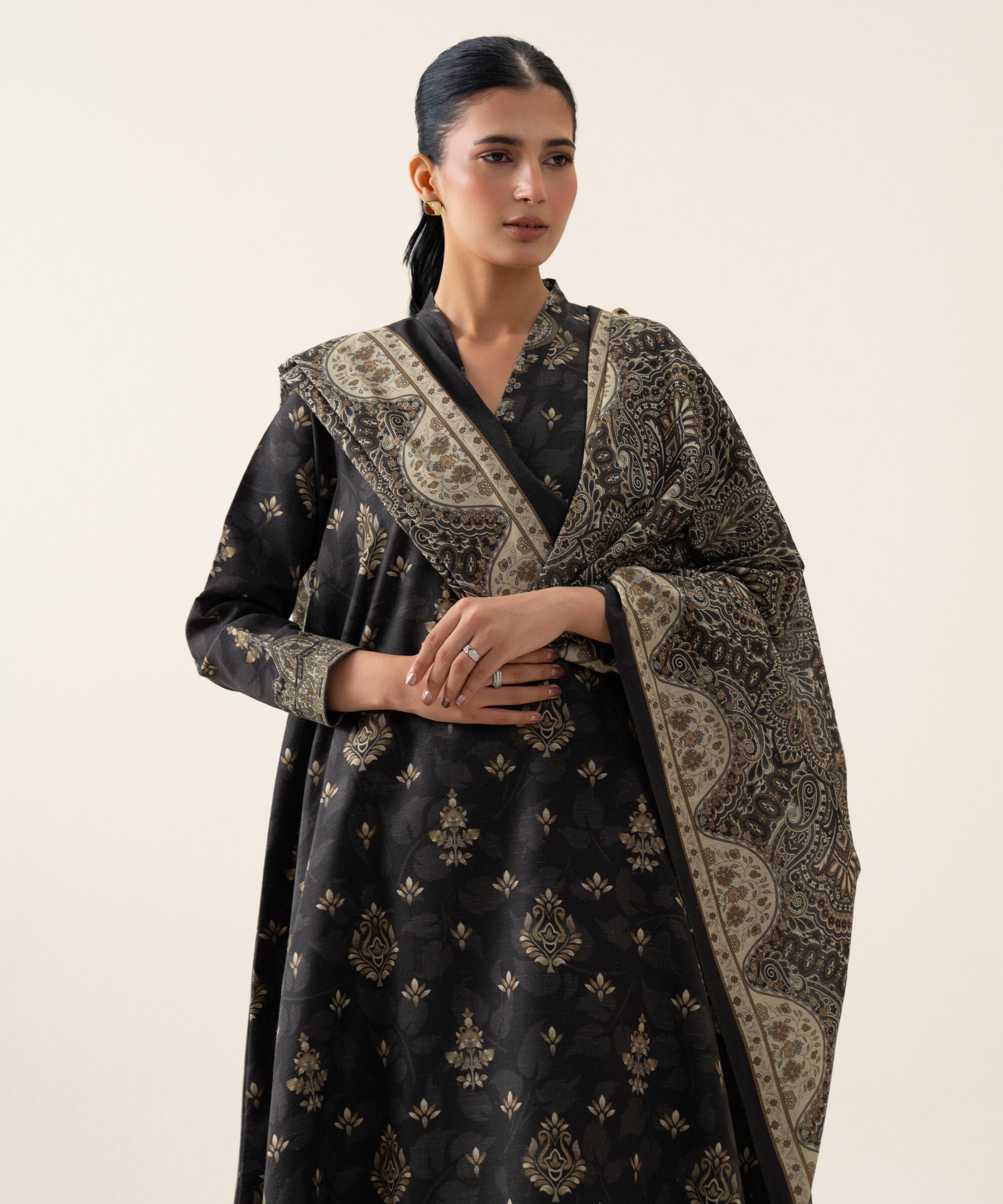 U3pds26v9114_5 Sapphire Unstitched Fall Winter 26 3 PIECE - PRINTED LIGHT KHADDAR SUIT | U3PDS26V9114– U3PDS26V9114 5