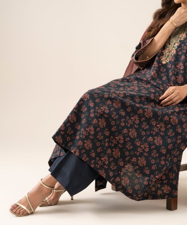 U3pedy26v967_7 Sapphire Unstitched Fall Winter 26 3 Piece - Embroidered Light Khaddar Suit | U3PEDY26V967– U3PEDY26V967 7